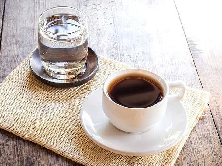 Зашто је чаша воде понекад боља од кафе?